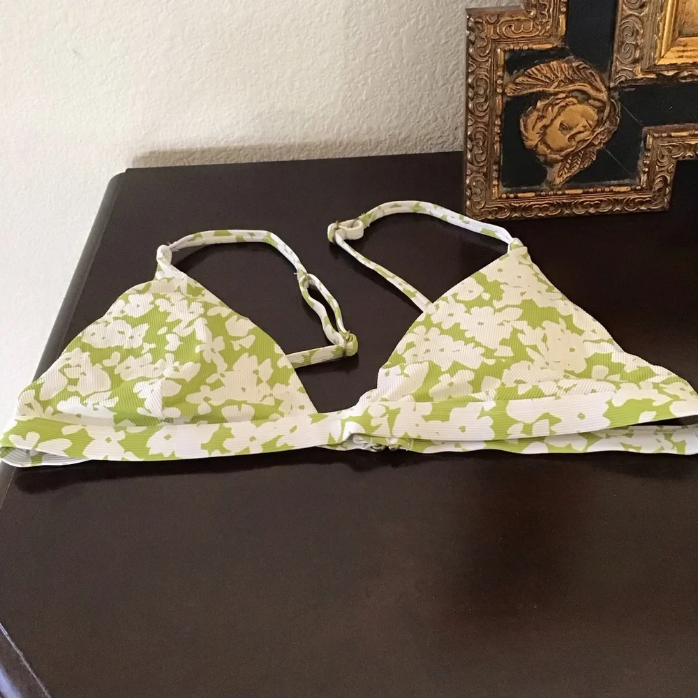 5/$25.    Vitamin A green floral bikini top M